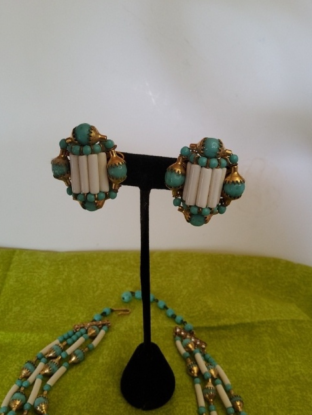 Vintage Jewelry Set featuring a Triple-strand necklace/earrings. - Picture 2 of 8